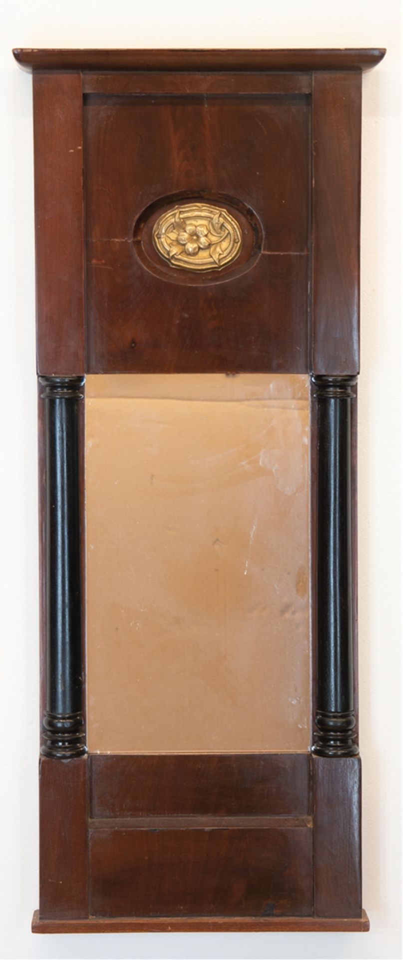 Biedermeier-Spiegel, Mahagoni furniert, seitlich schwarze Halbsäulen, oben florale Bronzeapplik, 97