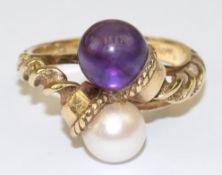 Ring, um 1940, 585er GGG,  Kugelbesatz aus Amethyst und einer Akoyaperle auf gekordelten Ringschult