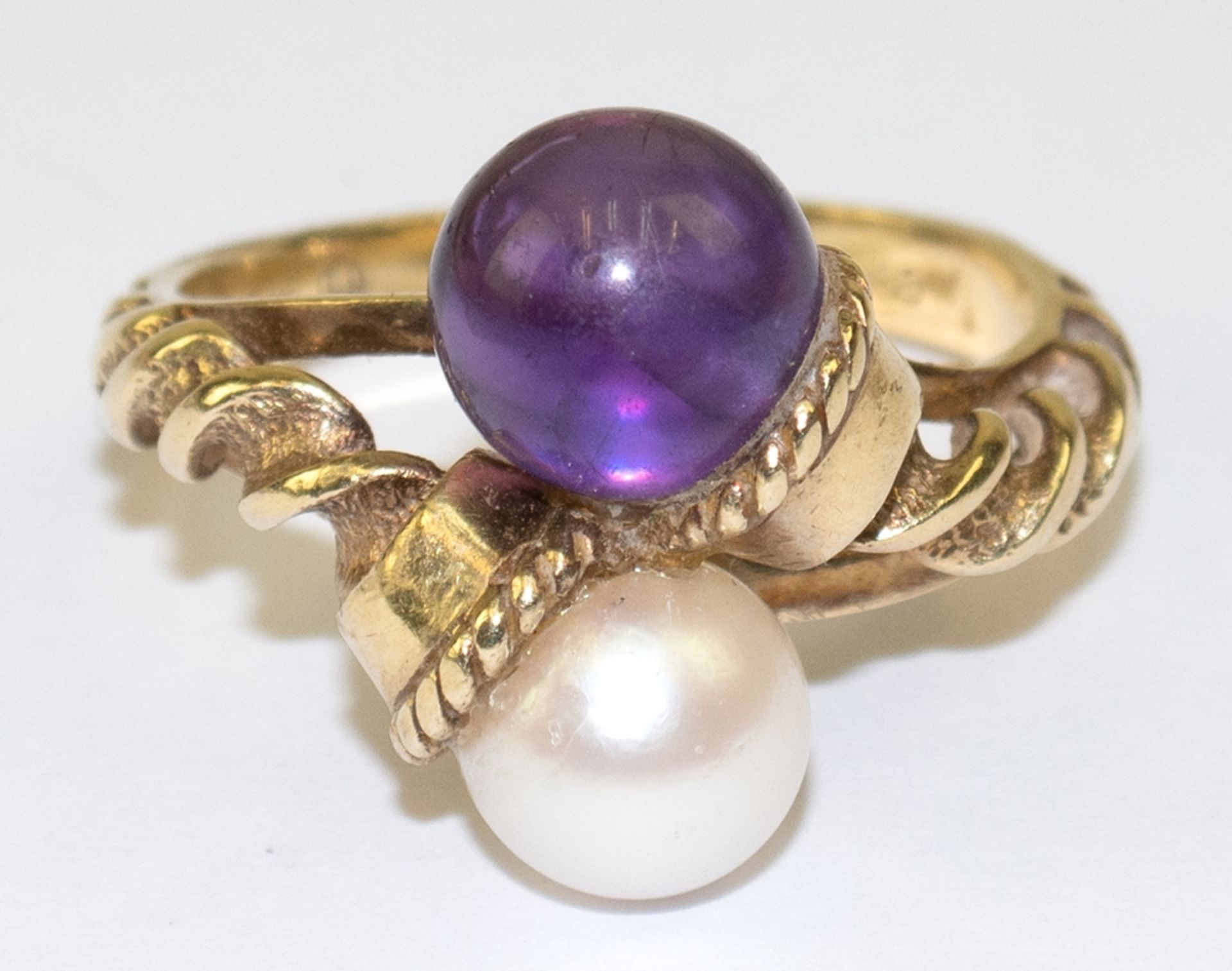 Ring, um 1940, 585er GGG, Kugelbesatz aus Amethyst und einer Akoyaperle auf gekordelten Ringschult