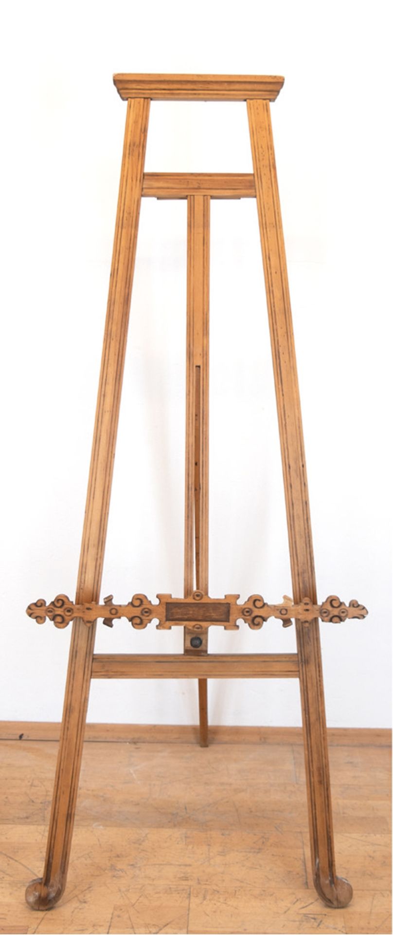 Staffelei, Holz, höhenverstellbare Ablage beschnitzt und mit Brandmalerei, 158x54 cm