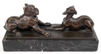 Beck, A. "Zwei sich gegenüberliegende Hunde", Bronze, sign,, patiniert, 8x24x7,5 cm, auf Marmorplin