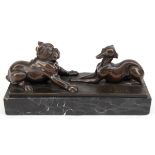 Beck, A. "Zwei sich gegenüberliegende Hunde", Bronze, sign,, patiniert, 8x24x7,5 cm, auf Marmorplin