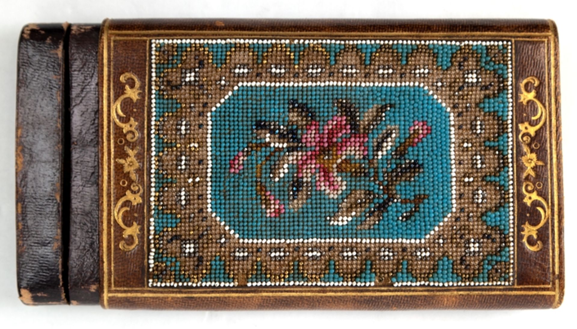 Zigarrenetui "Segars", um 1900, Pappmaché mit Golddruck, Schauseite mit floraler Perlenstickerei (m