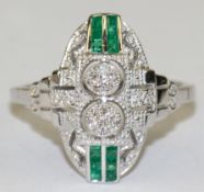 Ring im Art-Deco-Stil, 925er Silber rhodiniert, Smaragde zus. ca. 0,24 ct. im Carree-Schliff und Br