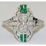 Ring im Art-Deco-Stil, 925er Silber rhodiniert, Smaragde zus. ca. 0,24 ct. im Carree-Schliff und Br