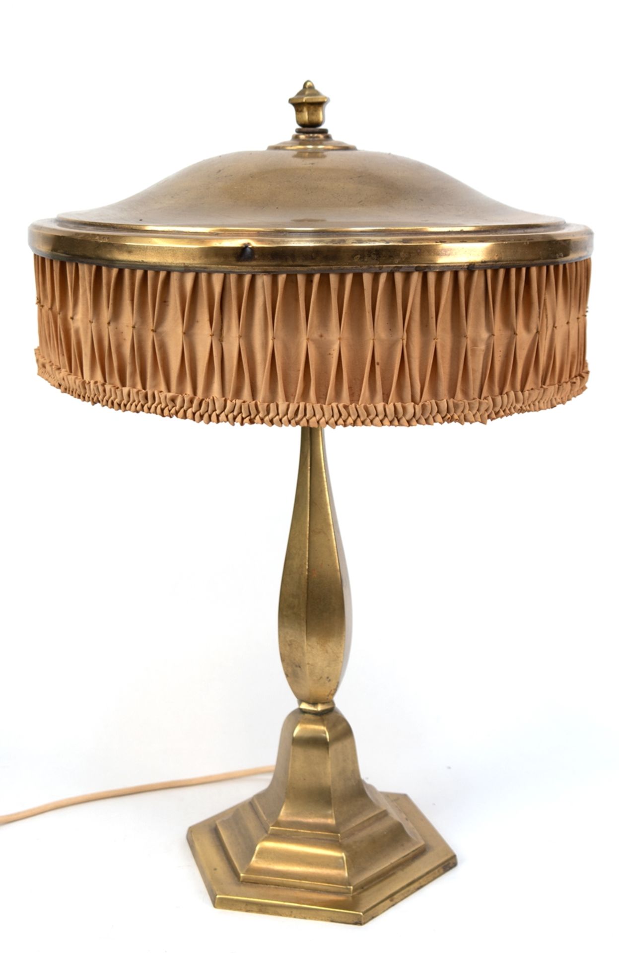 Art-Deco-Tischlampe, 2-flammig, 6-eckiger, getreppter Messing-Fuß, runder Schirm aus Messing und St