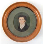 Biedermeier-Miniaturmalerei "Herrenporträt", Öl/Beinplatte, oval, hinter Glas im runden Stellrahmen