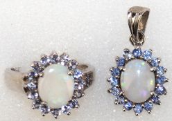 Schmuckset aus Anhänger und Ring, 925er Silber, je besetzt mit hellem, ovalem Opal,  umrandet von h
