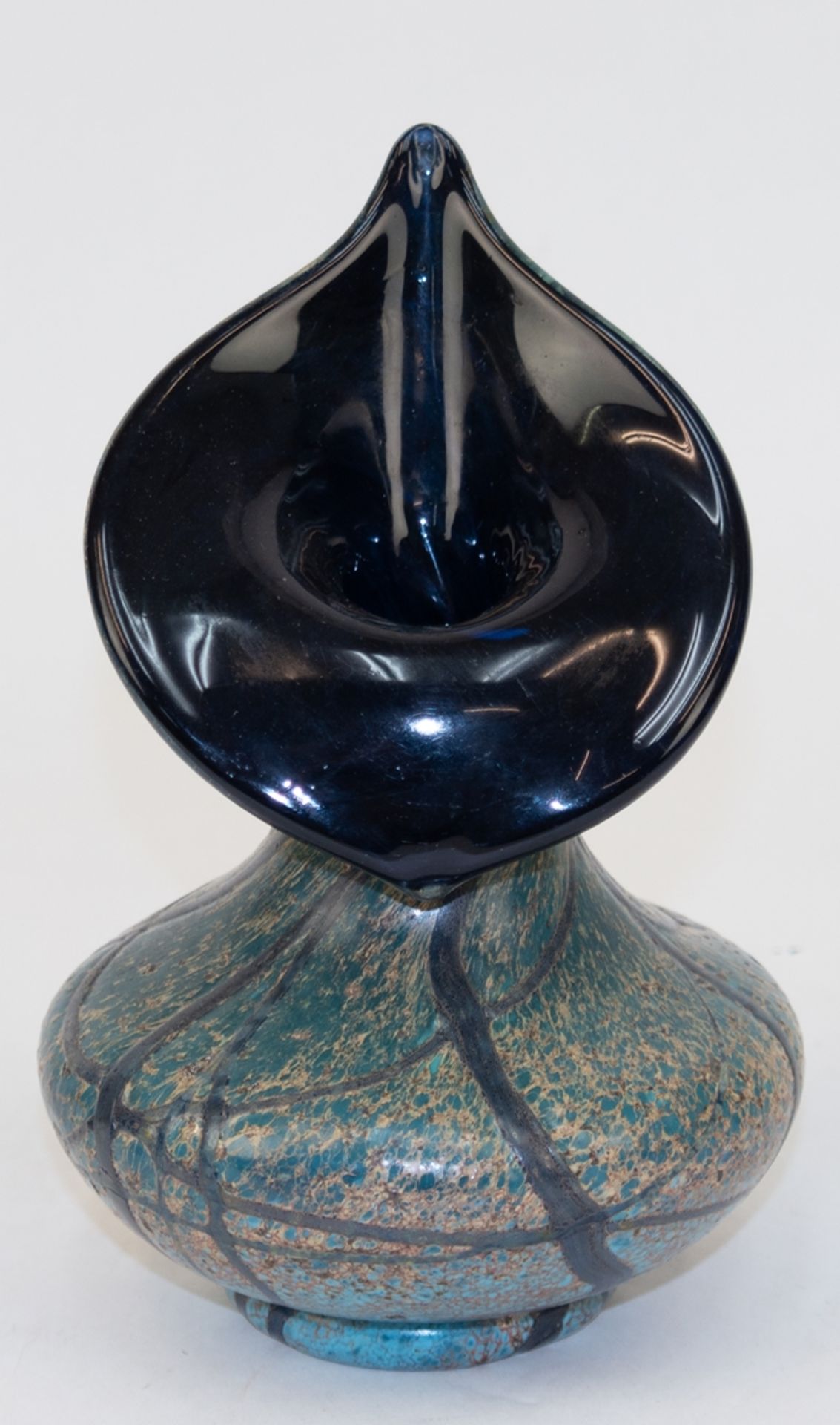 Jugendstil-Vase, Frankreich um 1900, blaues Glas mit farbigem Keramiküberfang, blütenförmige Öffnun