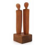 Holzplastik "Zwei stilisierte Personen", Beziehungsfiguren mit variabler Stellung zueinander, auf H