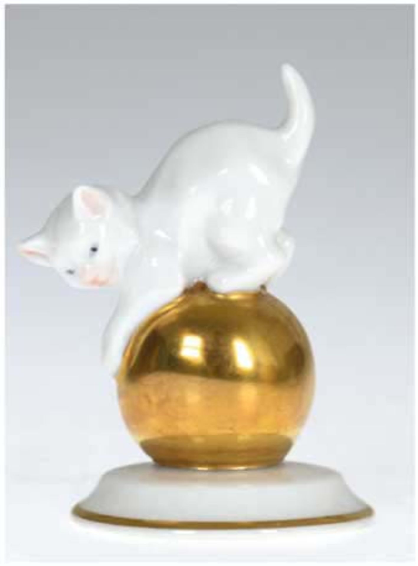 Porzellan-Figur "Kätzchen auf Goldkugel", Rosenthal, weiß, H. 6 cm