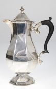 Kaffeekanne, versilbert, England, 8-kantiger Korpus, ebonisierter Henkel, H. 23 cm