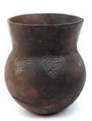 Keramikgefäß, antik, gebauchter Korpus mit Ornamentdekor, ausgestellter Rand best., H. 13,2 cm
