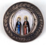Brosche, rund, 84 Zol. Silber, mittig gemalte Darstellung von 2 Heiligen auf Porzellan (mit Haarris