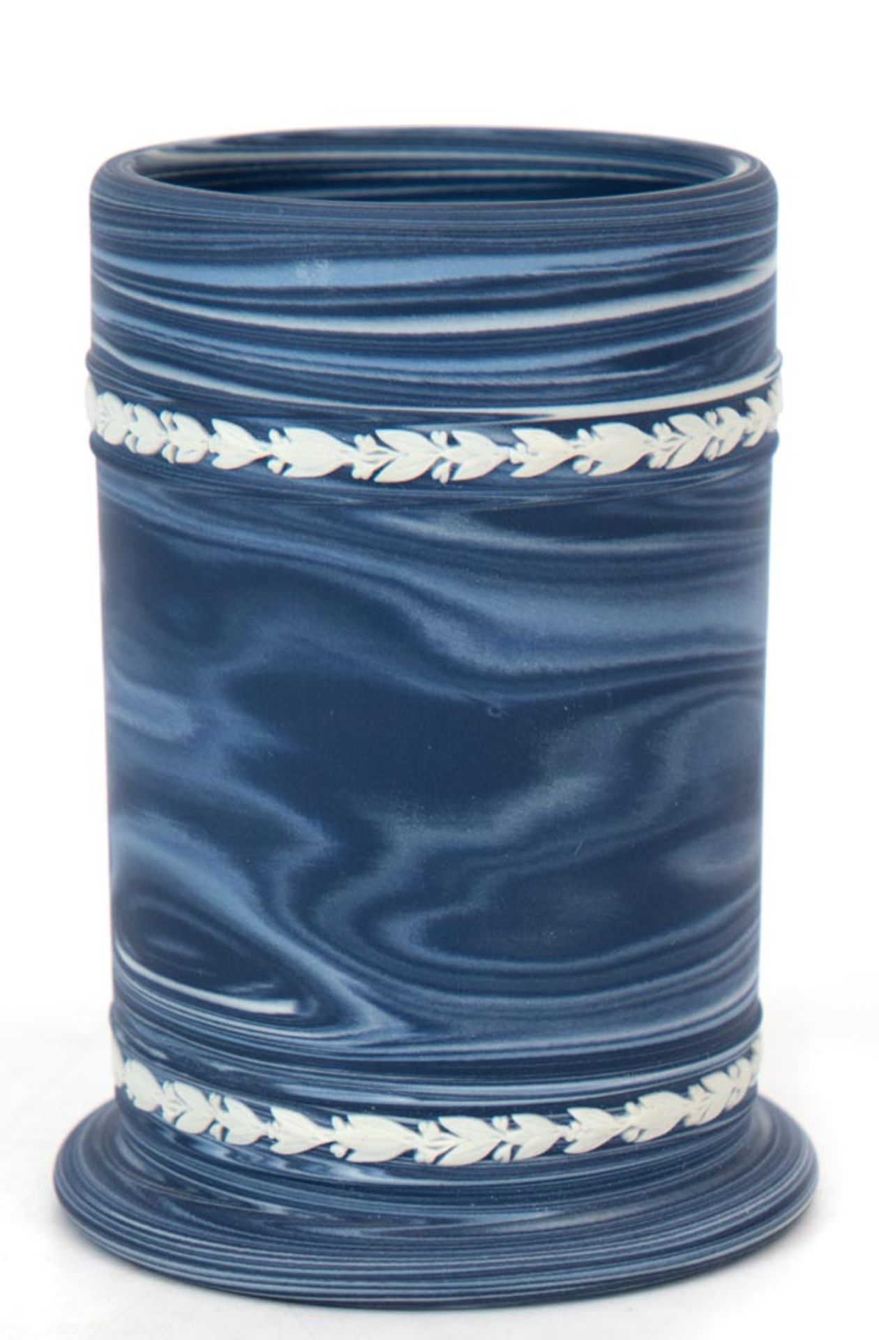 Wedgwood-Bleistiftbehälter, 20. Jh., blau marmoriert, weißer Relieffries, sehr selten, H. 11 cm