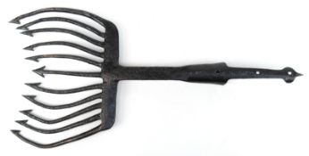 Aalstecher, Eisenguß, 11 Zacken mit Widerhaken, L. 48 cm