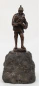 Bronzefigur "Soldat des 1. WK", braun patiniert, H. 11,3 cm, auf naturalistischem Steinsockel, Ges.