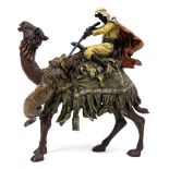 Figurengruppe "Beduine auf Dromedar erschießt angreifenden Löwen", Wiener Bronze, polychrom gefaßt,