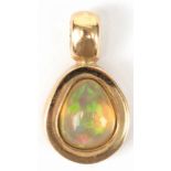Anhänger, 750er GG (geprüft) mit tropfenförmigem Opal, ges. 3,3 g, L. mit Öse 2,0 cm