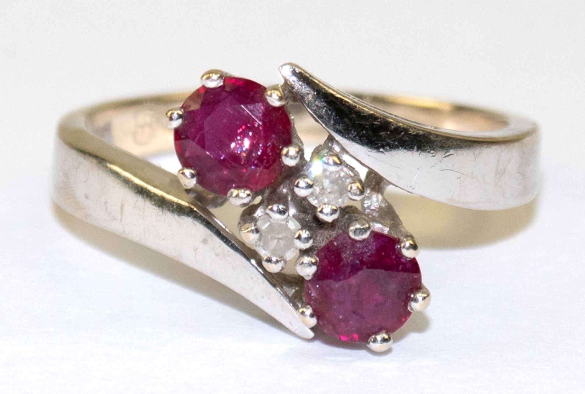 Ring, 585er WG, sogen. "Toi & Moi"- Ring, mit 2 rund facettierten Rubinen und 2 Diamanten, ges. 3,2
