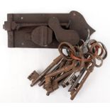Barock-Schloß, Eisen, 8,5x18,5 cm, dazu 10 Barock-Schlüssel, L. 11 cm-13 cm