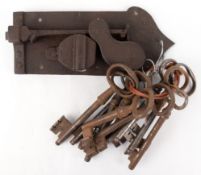 Barock-Schloß, Eisen, 8,5x18,5 cm, dazu 10 Barock-Schlüssel, L. 11 cm-13 cm