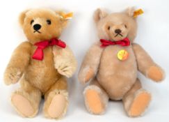 2 diverse Steiff-Teddys, jeweils mit Knopf im Ohr und Stimme, Glasaugen, Fell in Blond und Beige, g