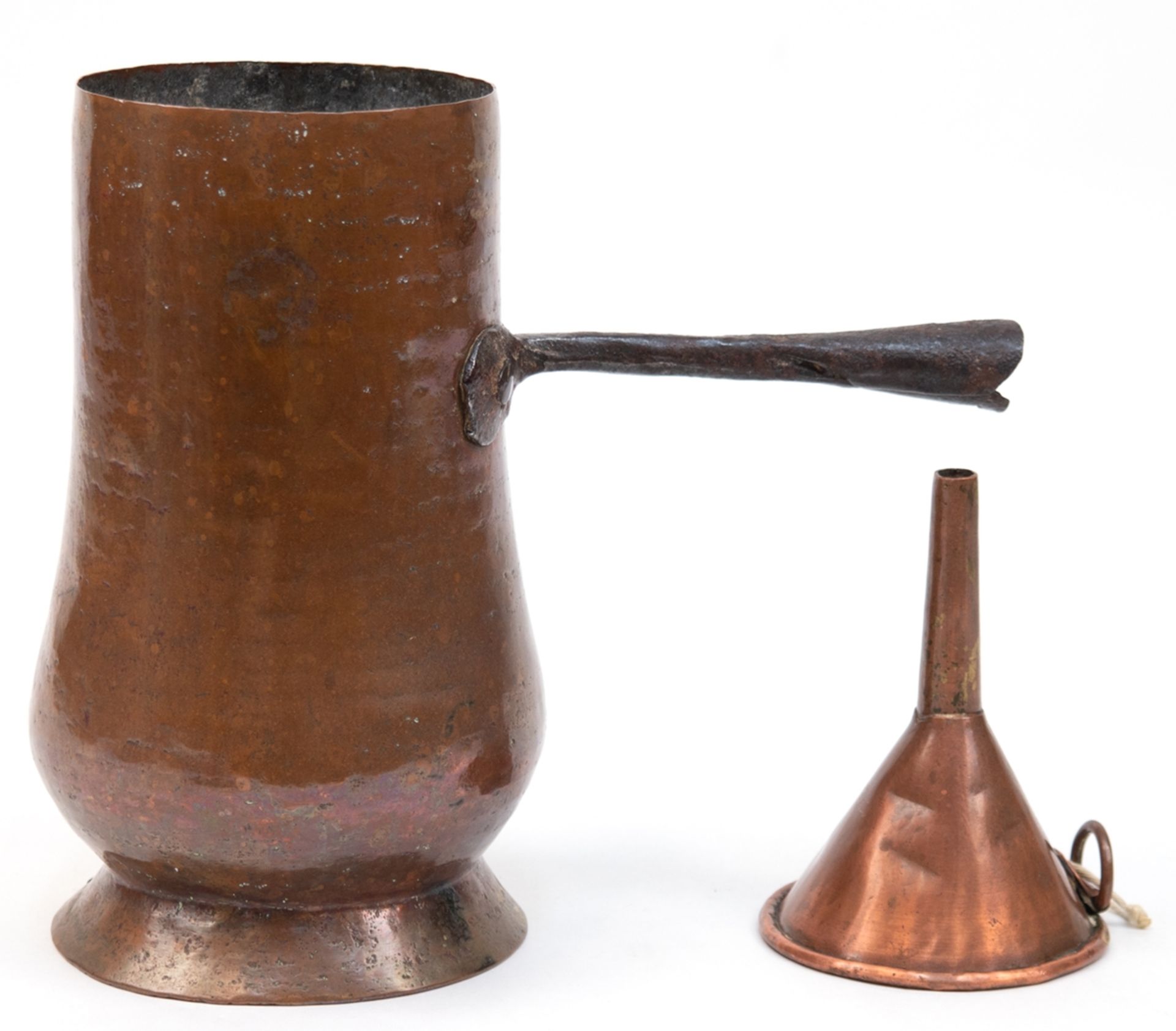 2 Teile, Schokoladenkanne, 18. Jh., Kupfer/ Eisen, handgetrieben, H. 18 cm und kleiner Trichter, 19
