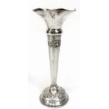 Vase, 800er Silber, runder Fuß gefüllt, mit Rosenrelief, ausschwingender gewellter Rand, H. 20,5 cm