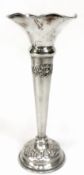 Vase, 800er Silber, runder Fuß gefüllt, mit Rosenrelief, ausschwingender gewellter Rand, H. 20,5 cm