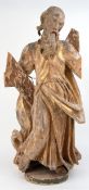 Skulptur "Heiliger", 18. Jh., Holz, halbplastisch geschnitzt, hinten hohl, Reste alter Fassung, Arm