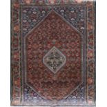 Teppich, rotgrundig mit floralem Muster und Zentralmedaillon, Kanten belaufen, 165x113 cm
