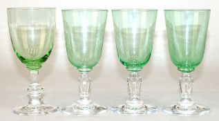 4 Weingläser um 1900, grüne Uranglas-Kuppa, Scheibenfuß und Stiel aus Klarglas, H. 13,5 cm