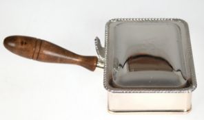 Aschenbecher mit Scharnierdeckel, versilbert, gedrechselte Holzhandhabe, Gefäß 3,5x11x6,5 cm, Griff