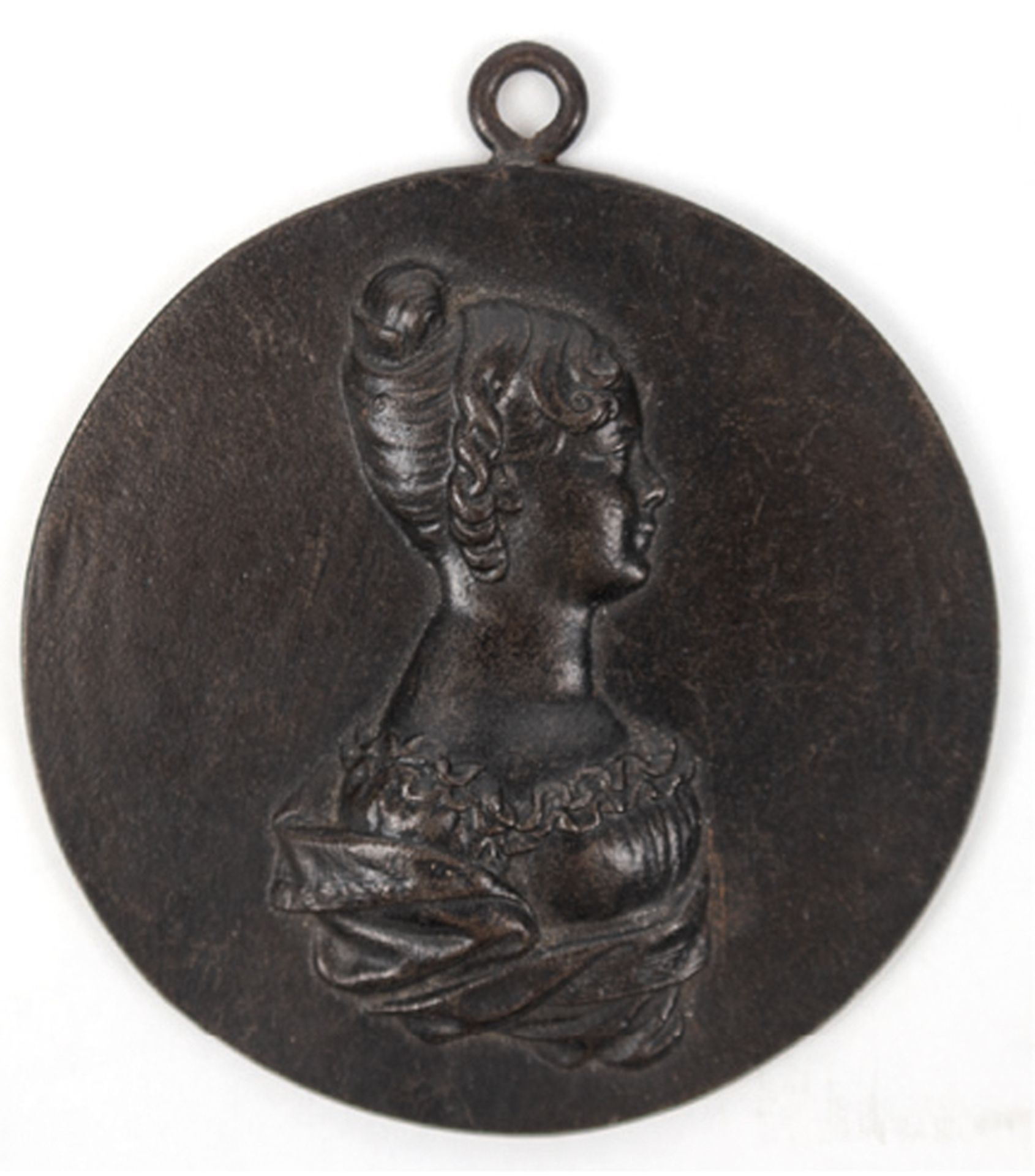 Bildnismedaillon "Porträt einer jungen Dame", Metall, 19. Jh., Dm. (ohne Öse) 8,8 cm