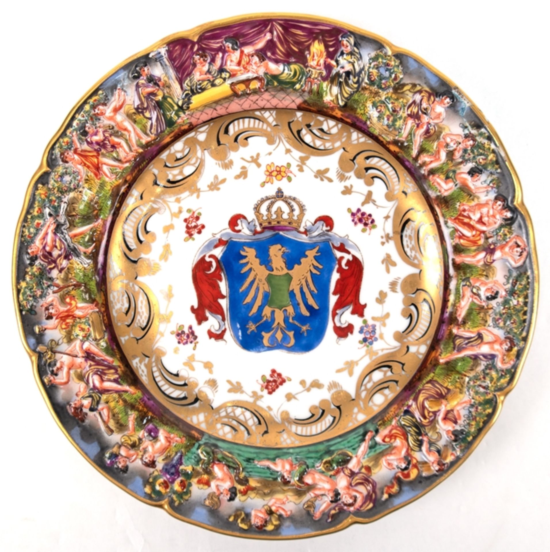 Teller, Wallendorfer Capodimonte, polychrom bemalt, Rand mit umlaufendem figürlichem Relief (bestoß