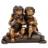 Figurengruppe "Zwei Flöte spielende Putten auf Kissen sitzend", Bronze, braun patiniert, H. 11 cm
