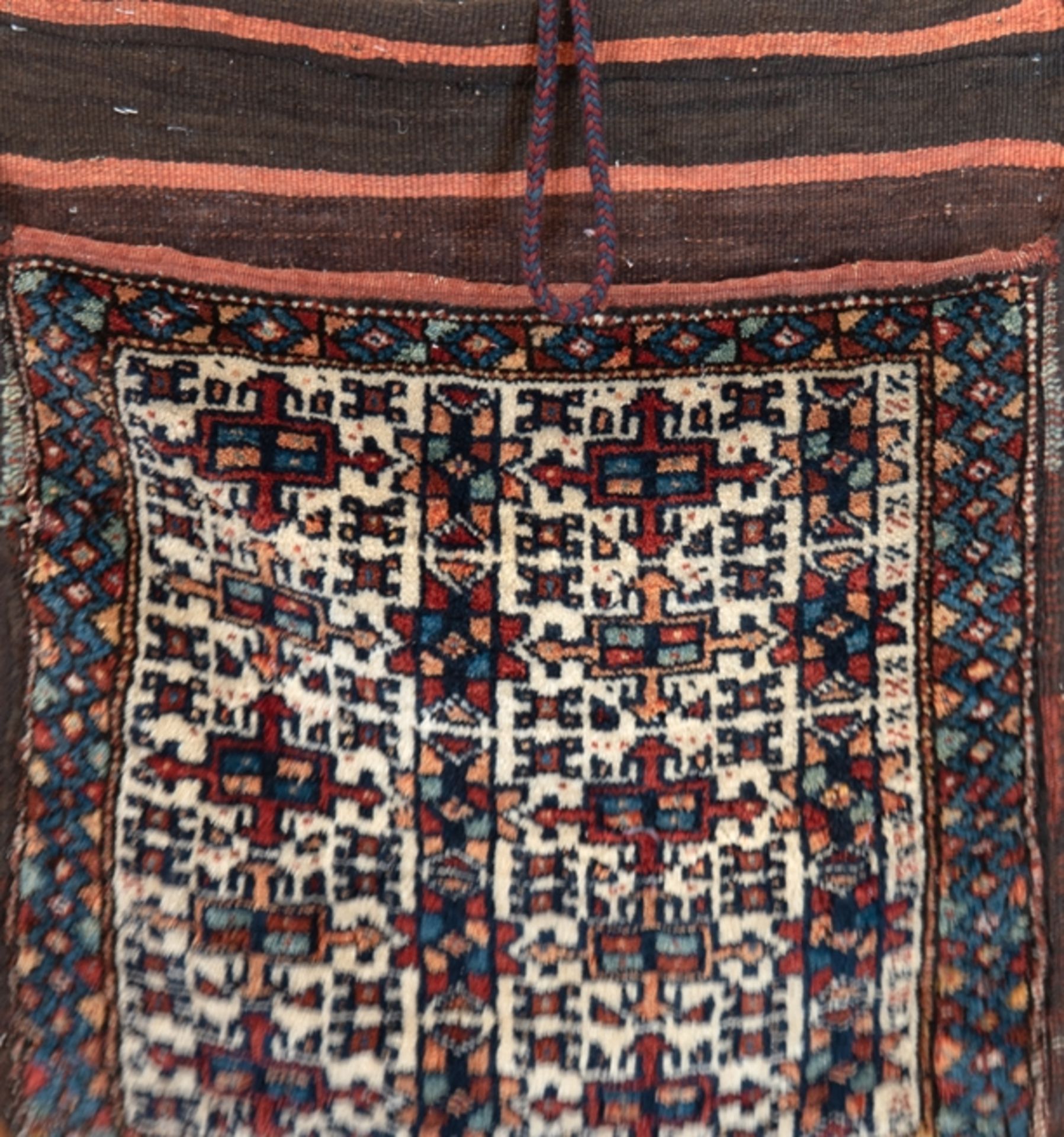 Tasche, hellgrundig, Schauseite mit symmetrischem Muster, 1x Loch, Florfehlstellen, 58x54 cm