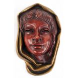 Wandmaske "Achatit", 1960er Jahre, halbplastischer Damenkopf mit Tuch, farbig gefaßt, L. 26 cm