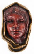 Wandmaske "Achatit", 1960er Jahre, halbplastischer Damenkopf mit Tuch, farbig gefaßt, L. 26 cm