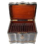 Zigarrenkasten, um 1880, ebonisierter Holzkorpus mit geschweifter Front, Messingintarsien, einige M