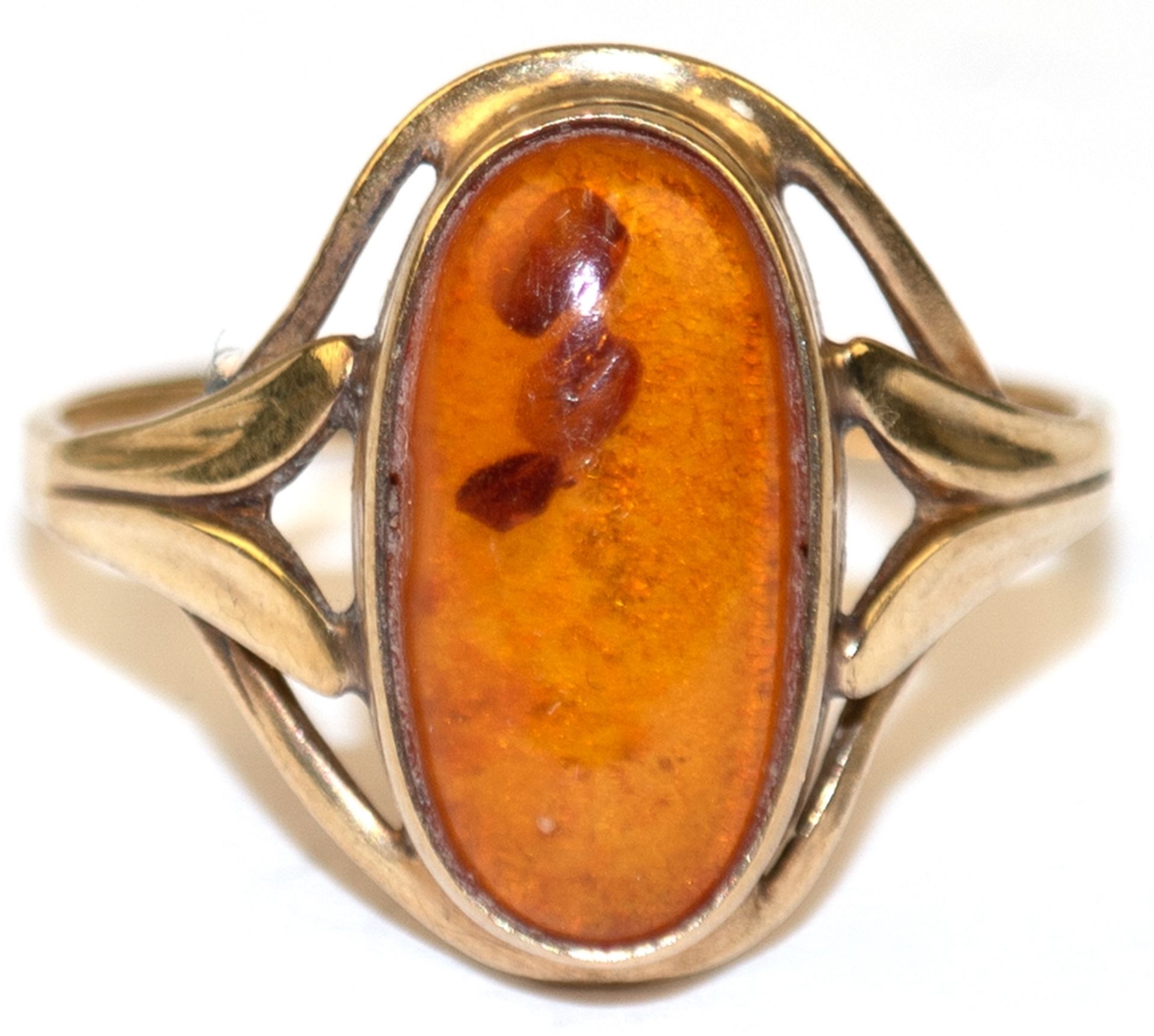 Bernstein-Ring, 333er GG, durchbrochen gearbeiteter Ringkopf ausgefasst mit ovalem Bernstein-Caboch