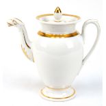 Biedermeier-Kaffeekanne mit Tierkopfausguß, weiß glasiert mit Golddekor, Stand mit kl. Brandriß, H.