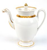 Biedermeier-Kaffeekanne mit Tierkopfausguß, weiß glasiert mit Golddekor, Stand mit kl. Brandriß, H.