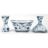 3 Teile, Royal Copenhagen, Musselmalet Vollpitze, dabei kleine Vase H. 10 cm, Leuchter 10 cm, Schäl