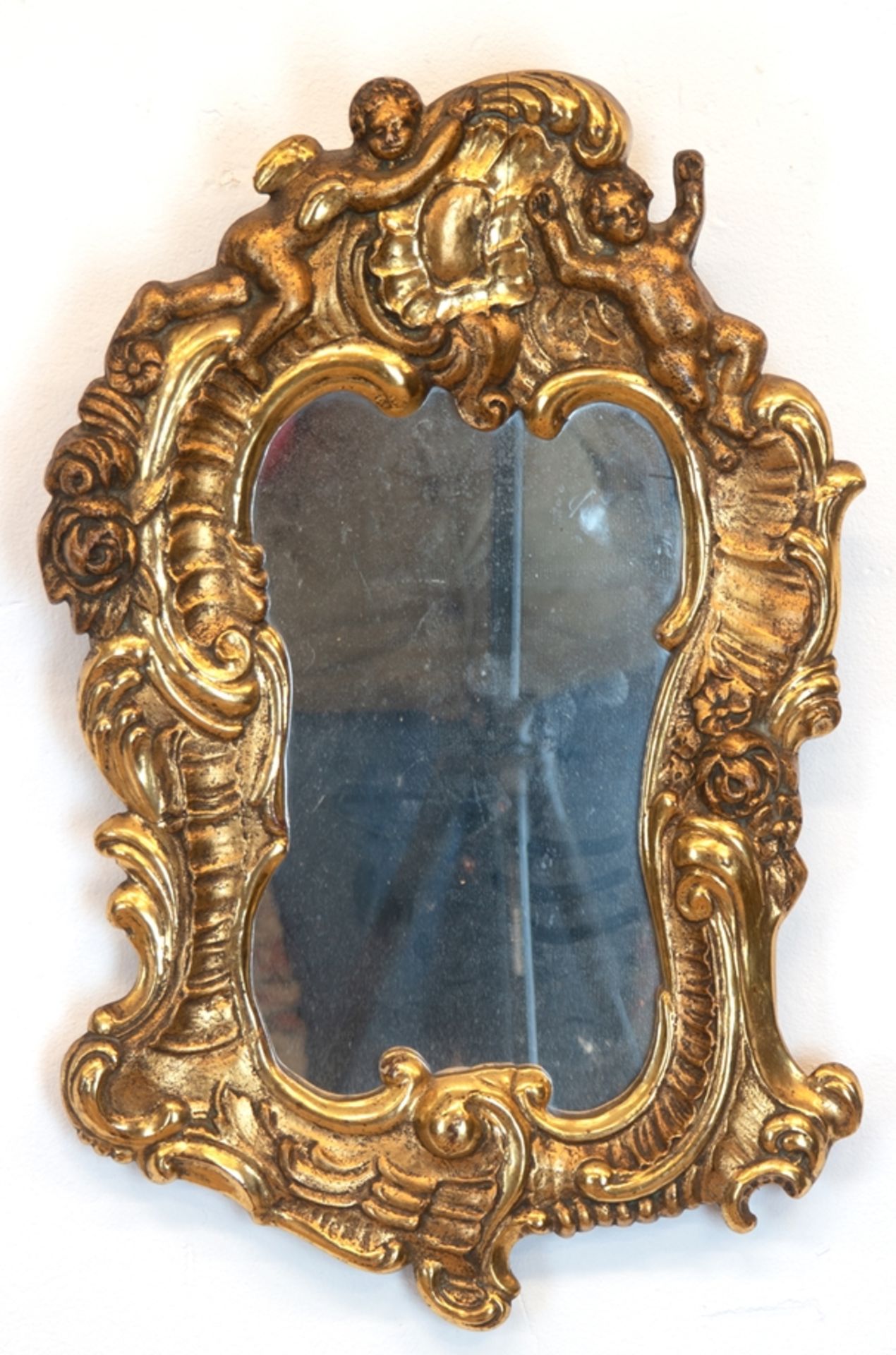 Spiegel im Barockstil, goldfarbener Stuckrahmen mit floralem und figürlichem Relief, 2 Risse, ges. 