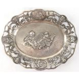 Schale, oval, 800er Silber, Boden mit Engel-Relief, floral durchbrochener Rand mit figürlichen Meda