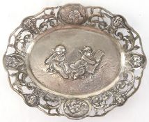 Schale, oval, 800er Silber, Boden mit Engel-Relief, floral durchbrochener Rand mit figürlichen Meda