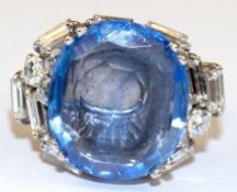 Ring, Platin, ausgefasst mit 1 großem Saphir im Antikschliff, helleres Blau, innere Merkmale, ca. 6