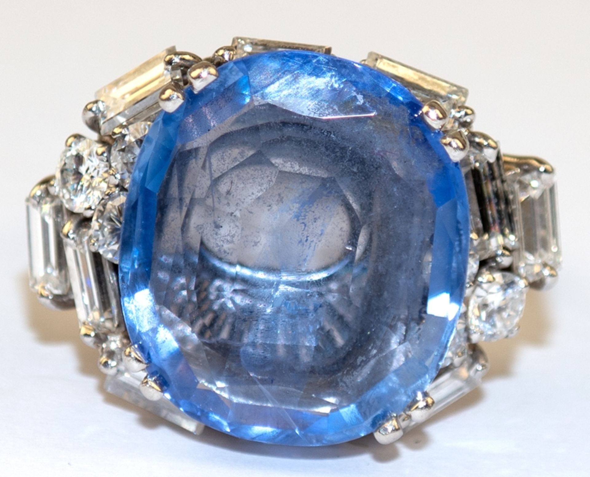 Ring, Platin, ausgefasst mit 1 großem Saphir im Antikschliff, helleres Blau, innere Merkmale, ca. 6